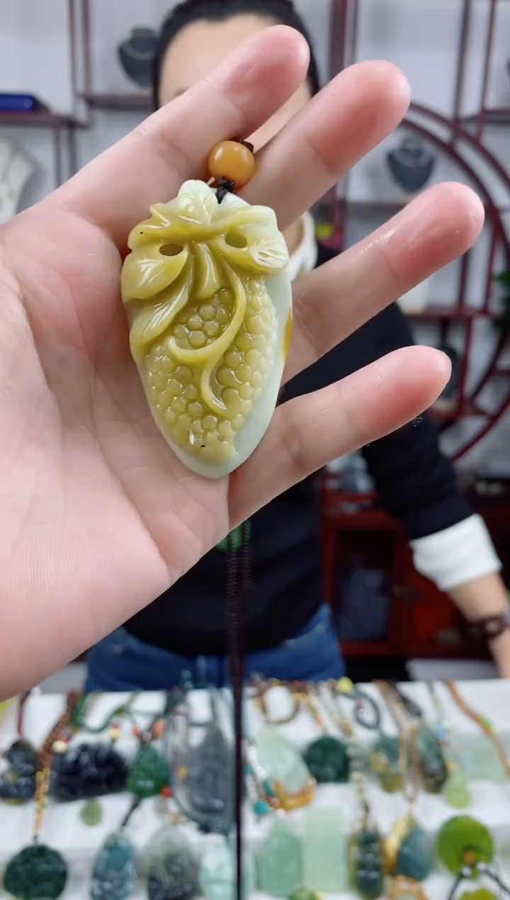 未镶嵌岫玉颈饰多子多福