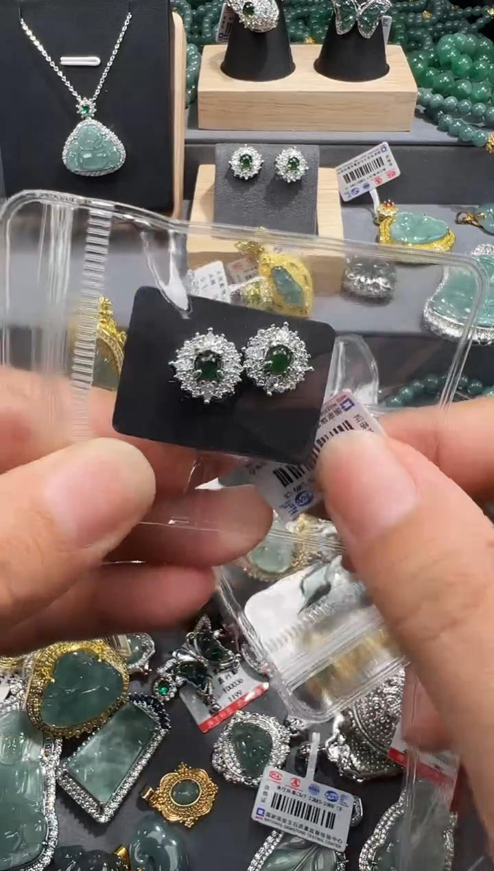 【闪购商品】翡翠吊坠(赠链)未镶嵌天然翡翠