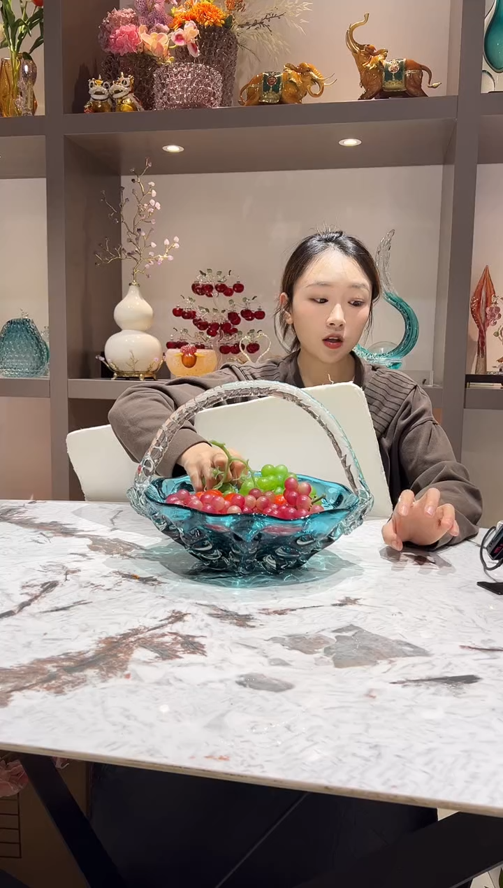 蓝色手提艺术果篮