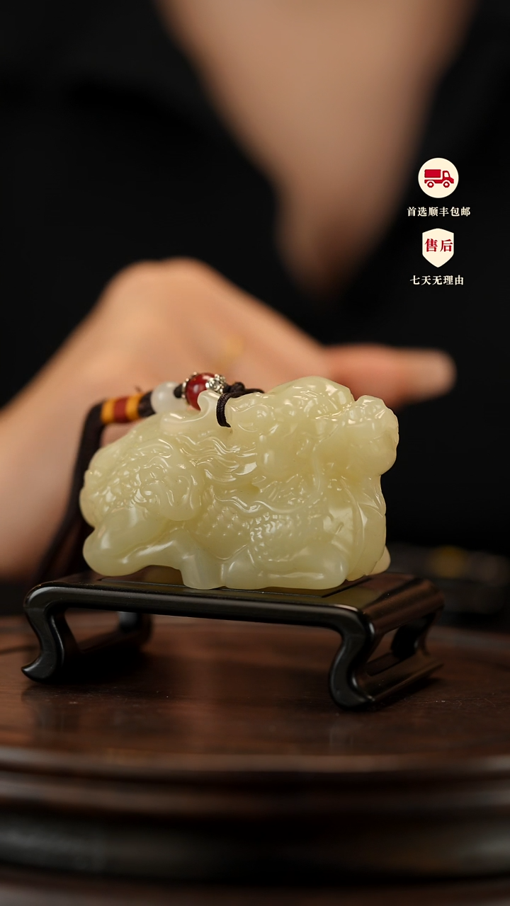 云南石竹叶青雕刻：麒麟背书手把件摆件