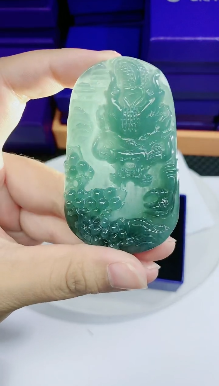 翡翠未镶嵌颈饰          