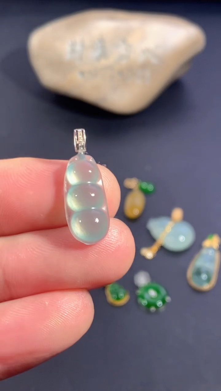 颈饰18K金镶嵌翡翠       