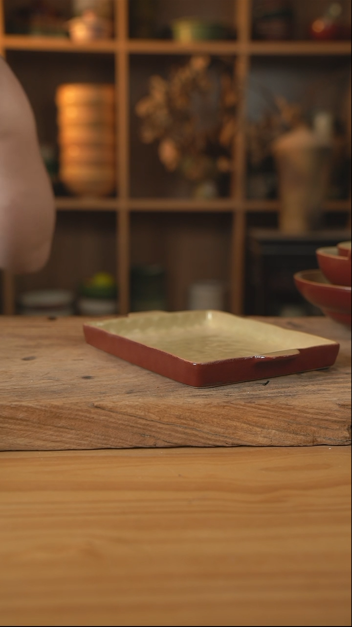 复古红色的8英寸双耳烤盘