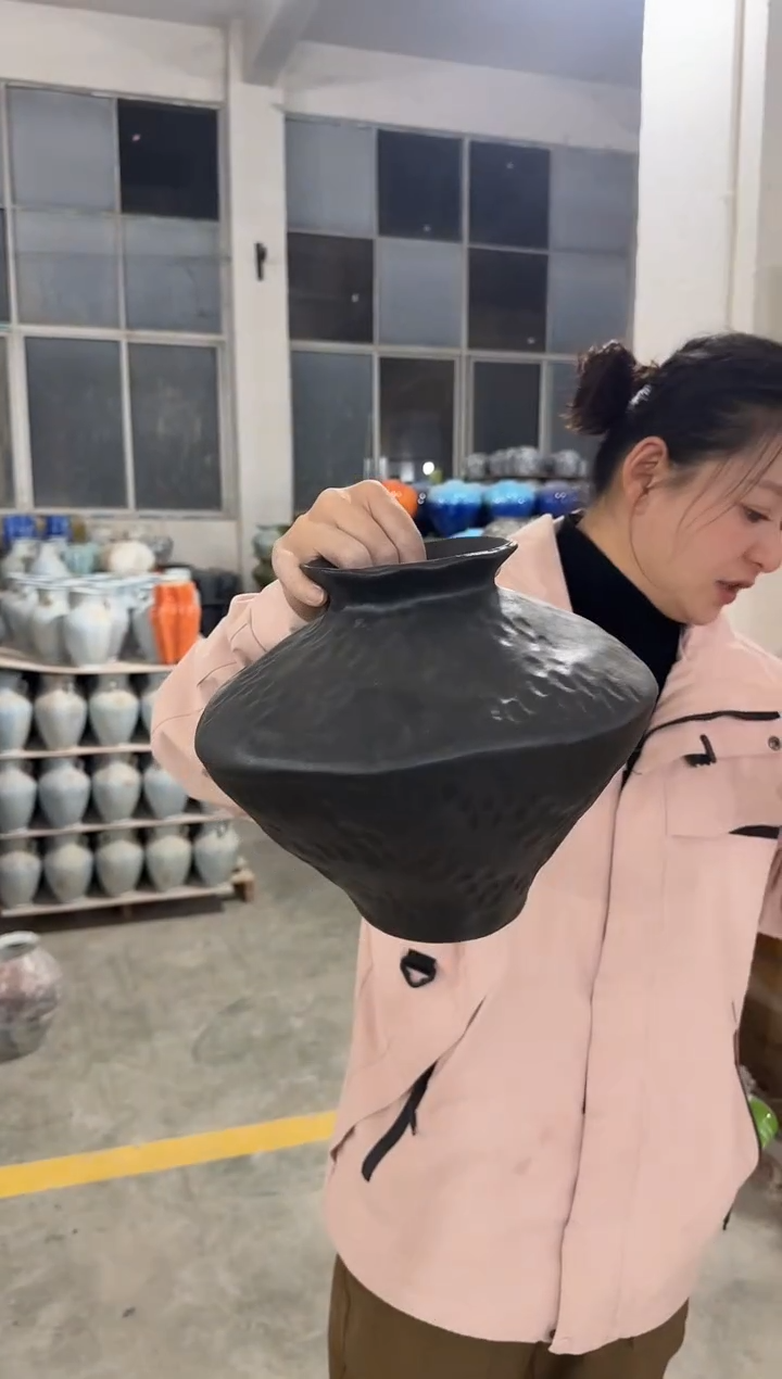 孤瓶黑色飞碟陶瓷瓶