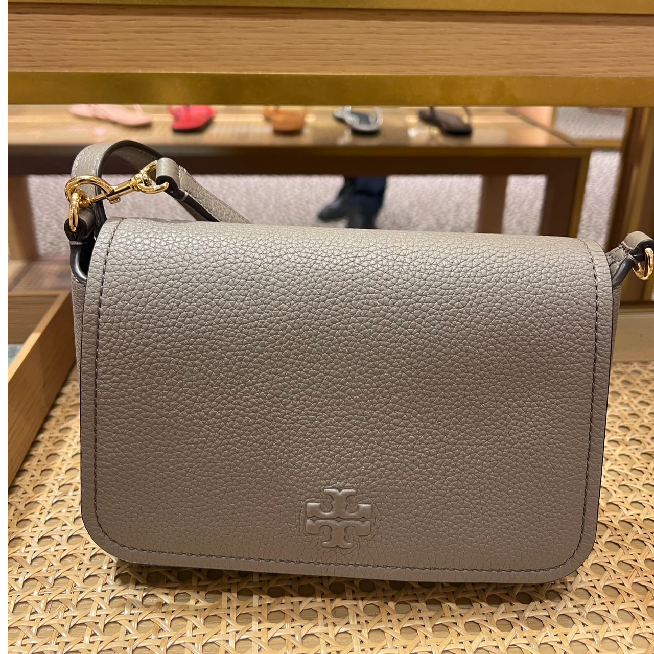 Tory Burch/汤丽柏琦灰色暗标翻盖相机包斜跨包144688 22-7-14CM