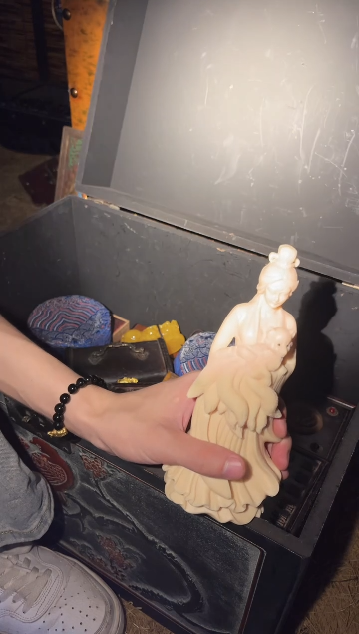 【闪购商品】【闪购商品】白色女生抱狐狸摆件