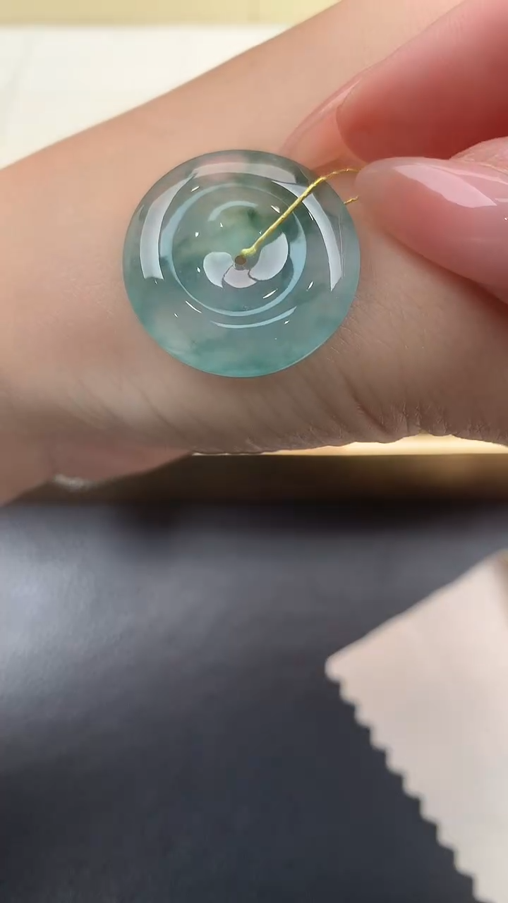 翡翠18K金镶嵌颈饰Q571