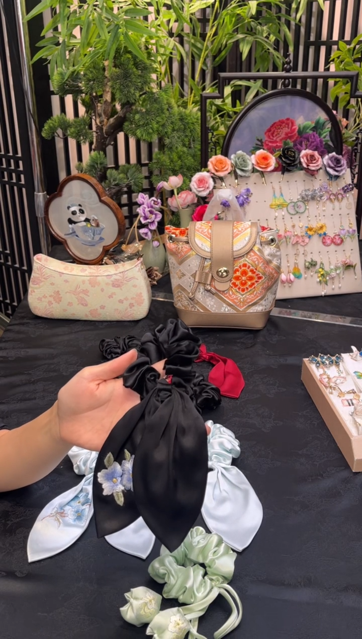织绣有**?非遗苏绣手工饰品