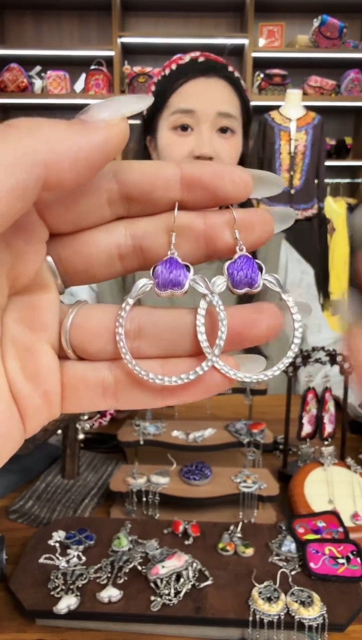 【闪购商品】织绣111蒙阿苏苗绣传承