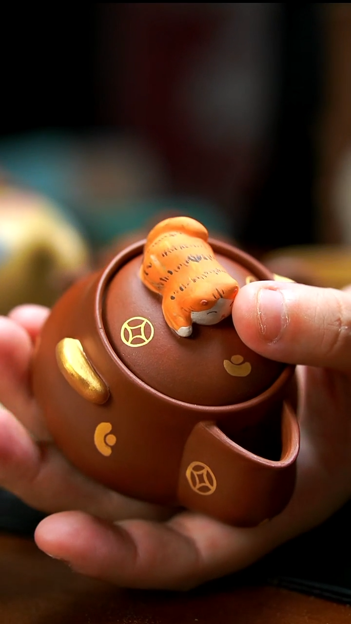 茶壶紫砂红皮龙招财猫手抓壶