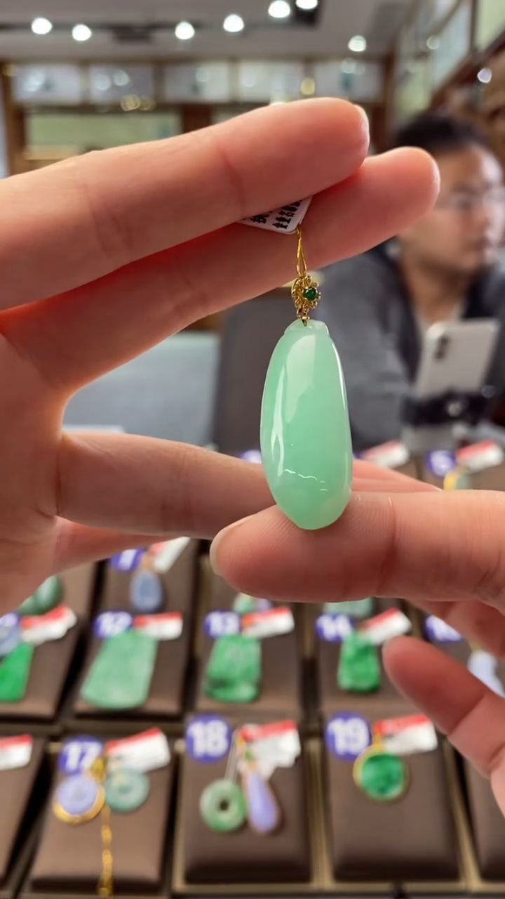 【闪购商品】翡翠颈饰18K金镶嵌福瓜