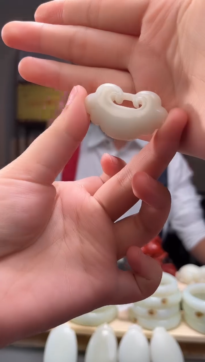 颈饰未镶嵌和田玉吊坠