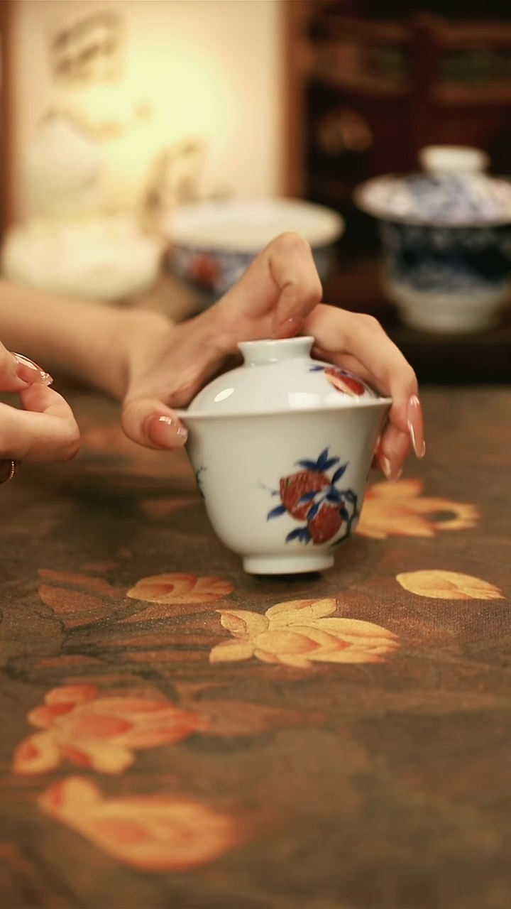 陶瓷青花釉里红桃子盖碗/25