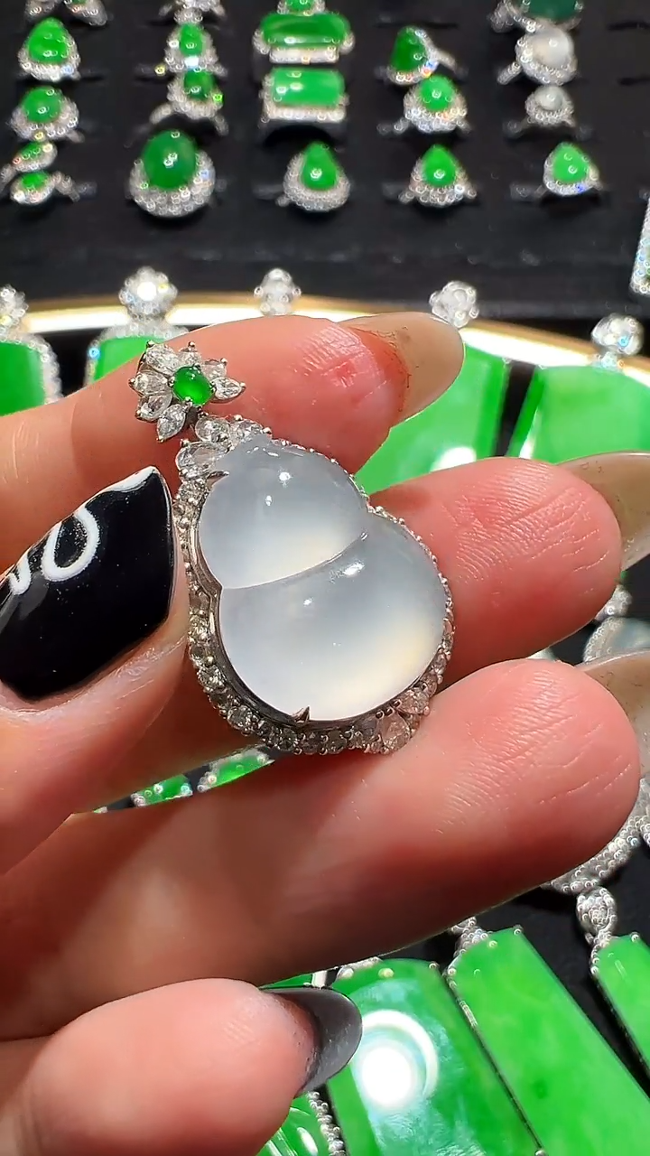 翡翠未镶嵌吊坠(不含链)葫芦