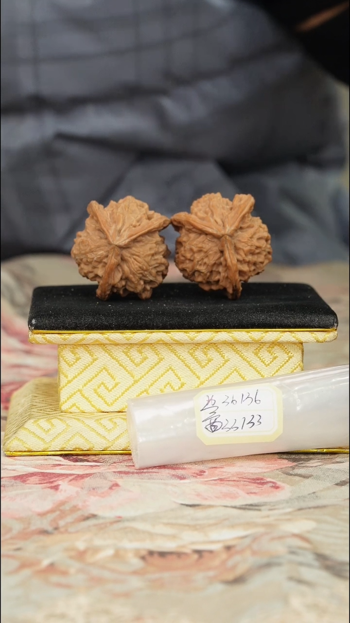 【闪购商品】文玩核桃把件盘山三棱