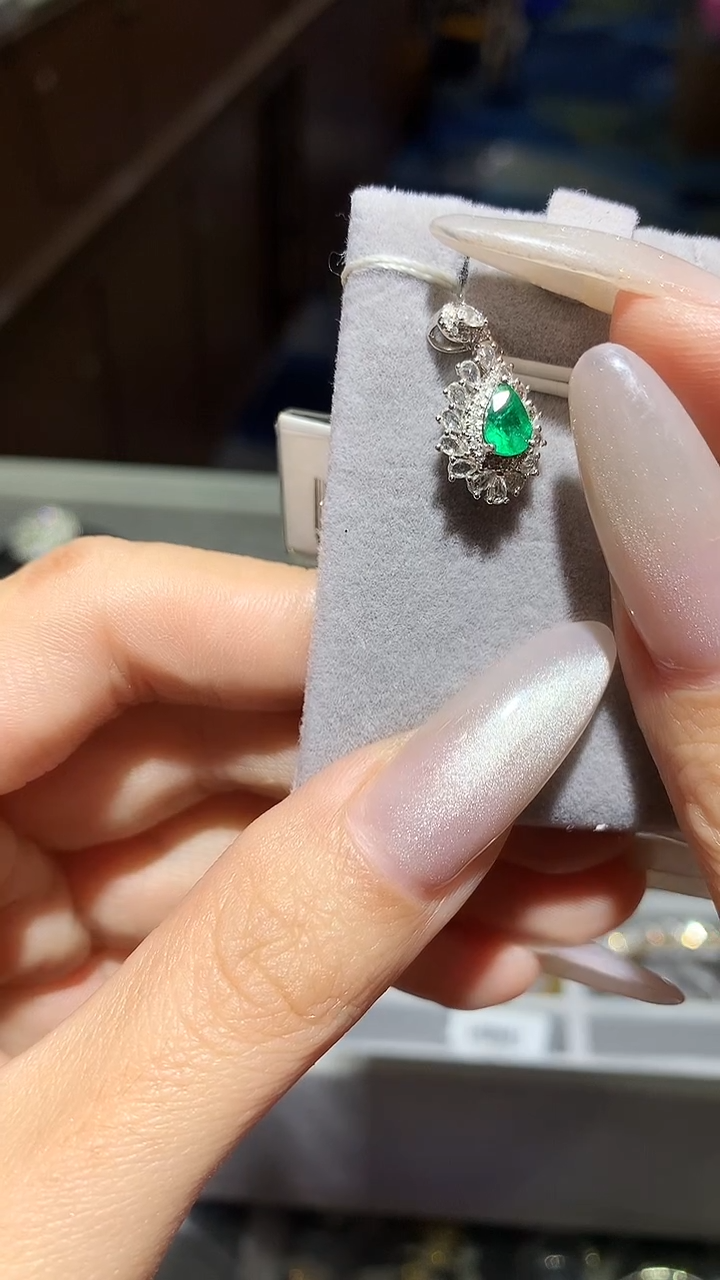 【闪购商品】祖母绿吊坠18K金镶嵌祖母绿多样性发一