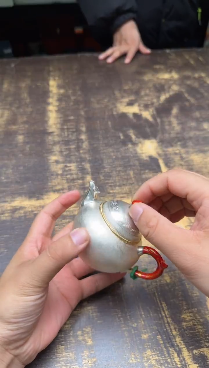 果**®呆坐手敲雪花纹錾刻鎏金有凤来仪如意壶