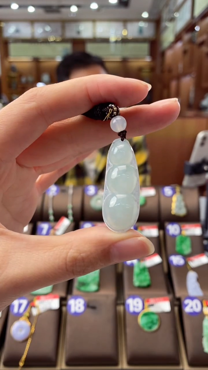 【闪购商品】翡翠颈饰未镶嵌福豆