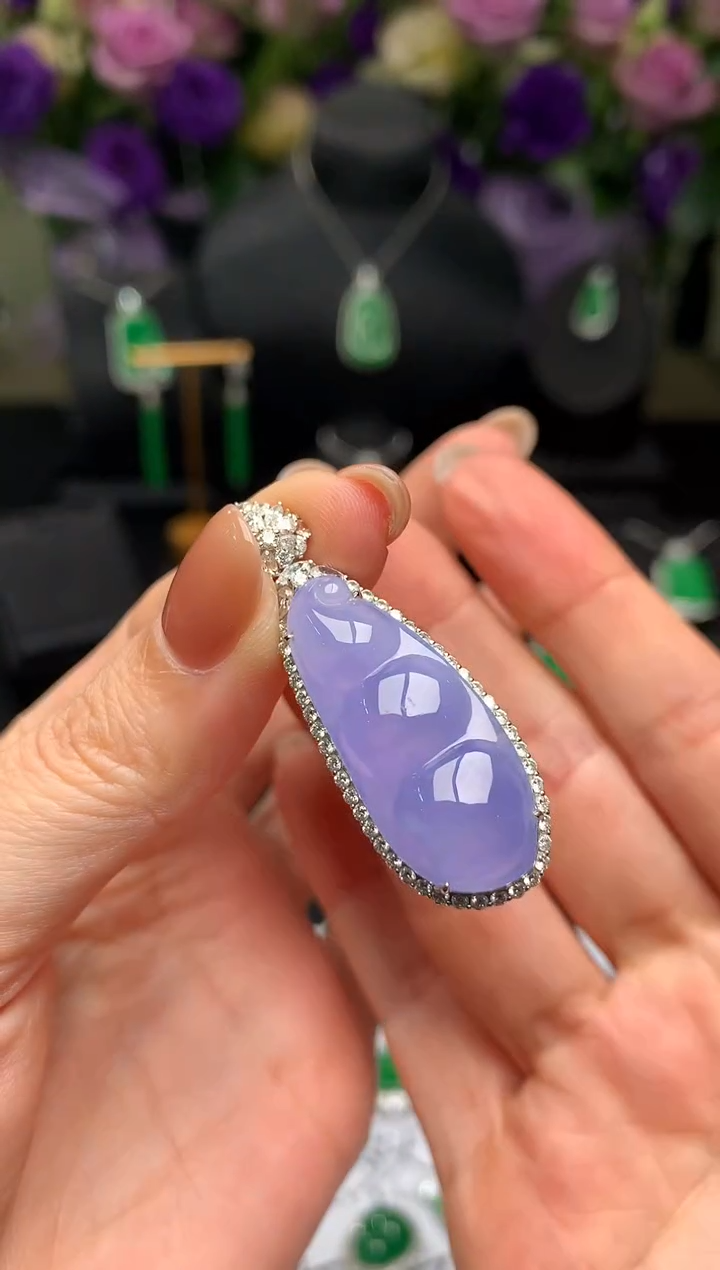 颈饰18K金镶嵌翡翠福豆