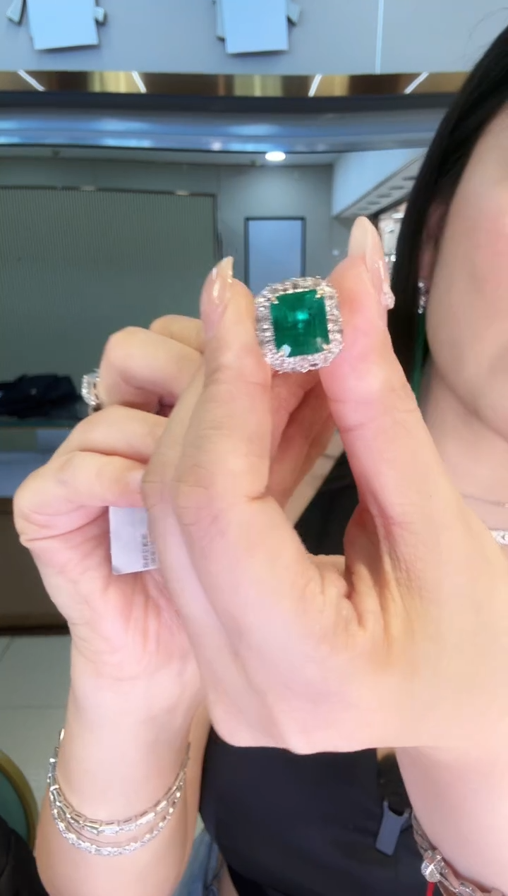 18K金镶嵌戒指祖母绿4.85ct