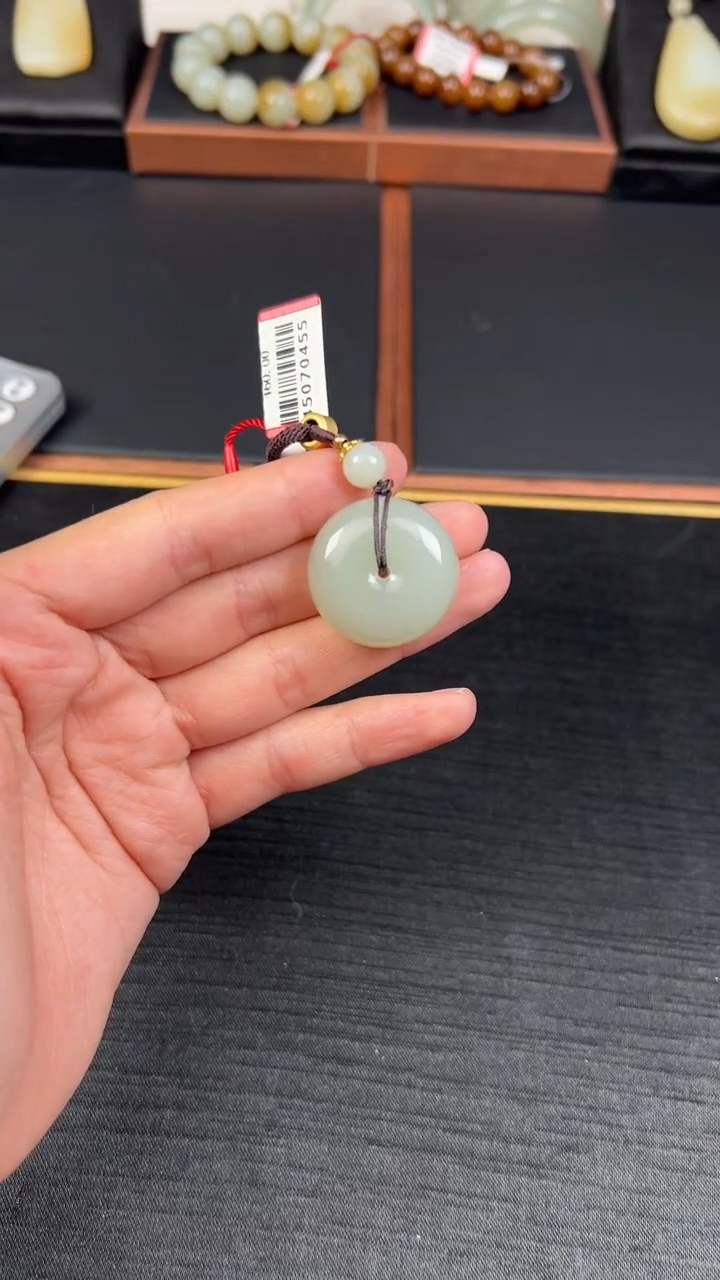 【闪购商品】和田玉吊坠(赠链)未镶嵌且末微色差近矿