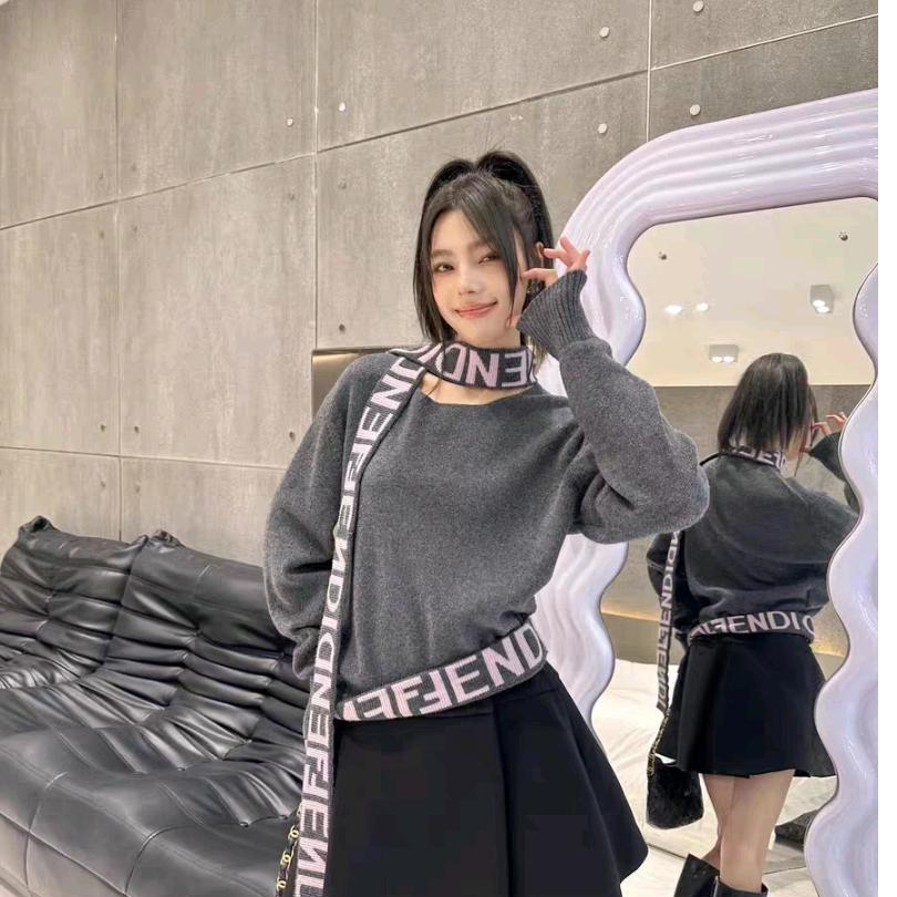 99新 FENDI/芬迪 拼色字母印花高领长袖毛衣 女款/36码/csy007 