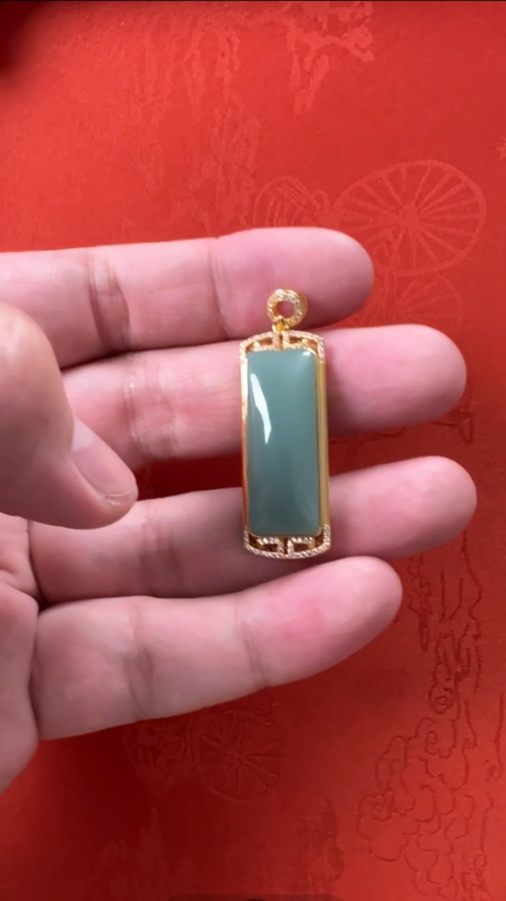 【闪购商品】和田玉挂件18K金镶嵌俄碧鸭蛋青花丝镶嵌吊坠