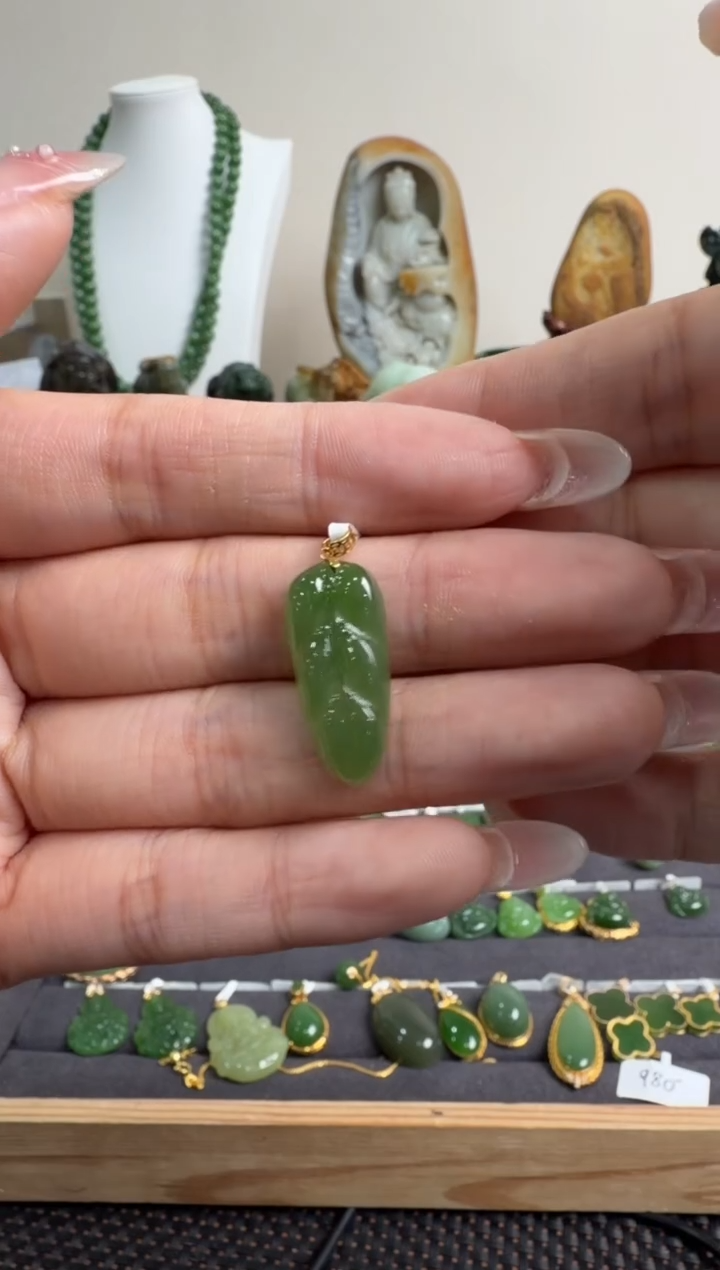 颈饰18K金镶嵌和田玉挂件