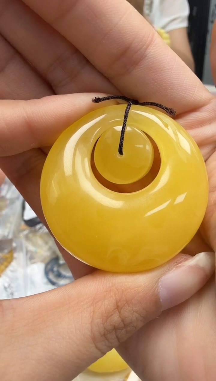 未镶嵌琥珀裸石如图