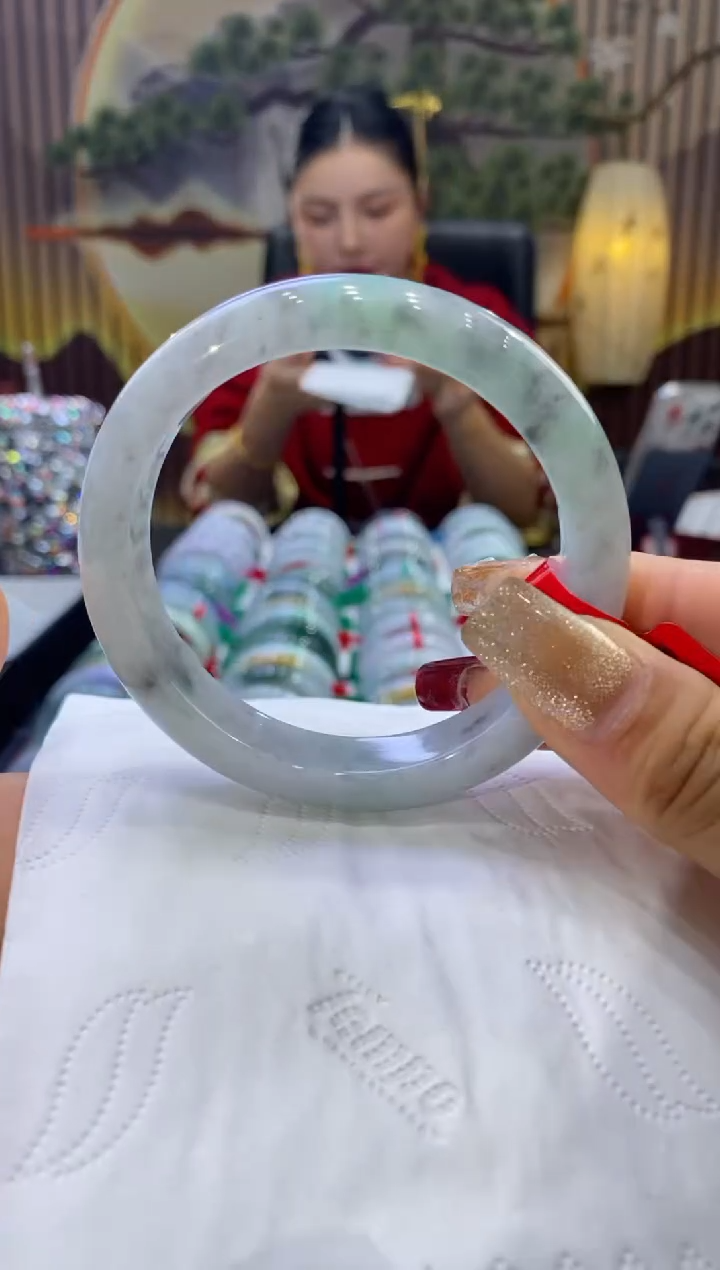 【闪购商品】翡翠手镯未镶嵌多人08524