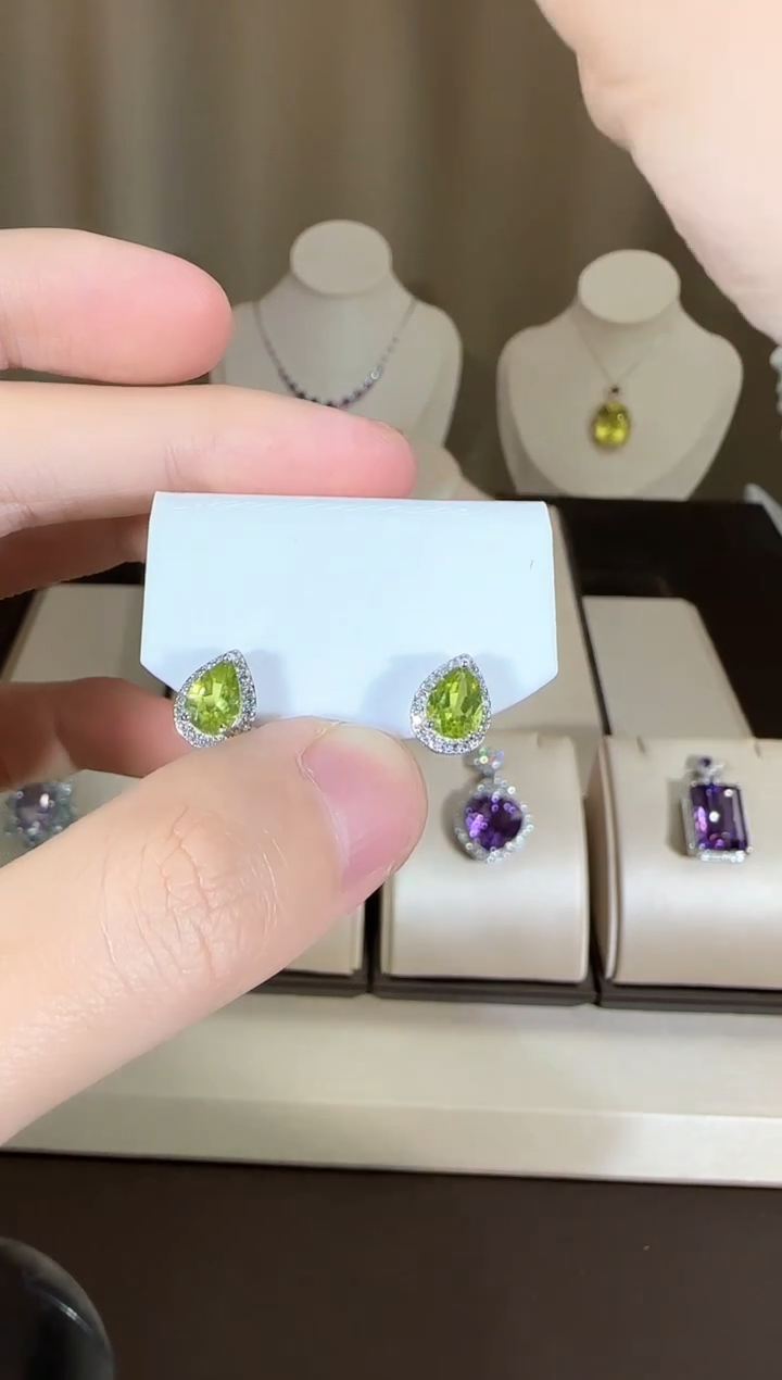 【闪购商品】橄榄石耳饰银S925镶嵌5*7mm耳钉
