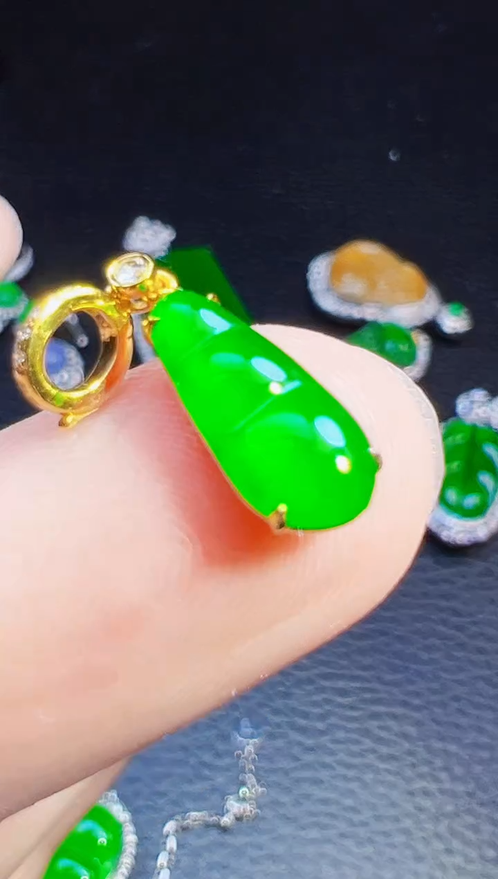 颈饰18K金镶嵌翡翠百*鸟翡翠