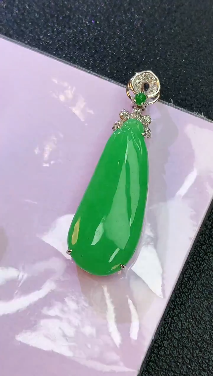 颈饰18K金镶嵌翡翠赠礼盒 麦麦