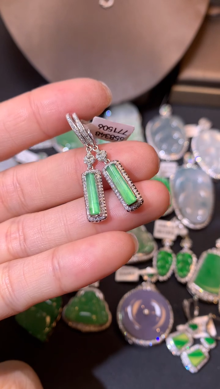 【闪购商品】翡翠吊坠(不含链)18K金镶嵌耳饰