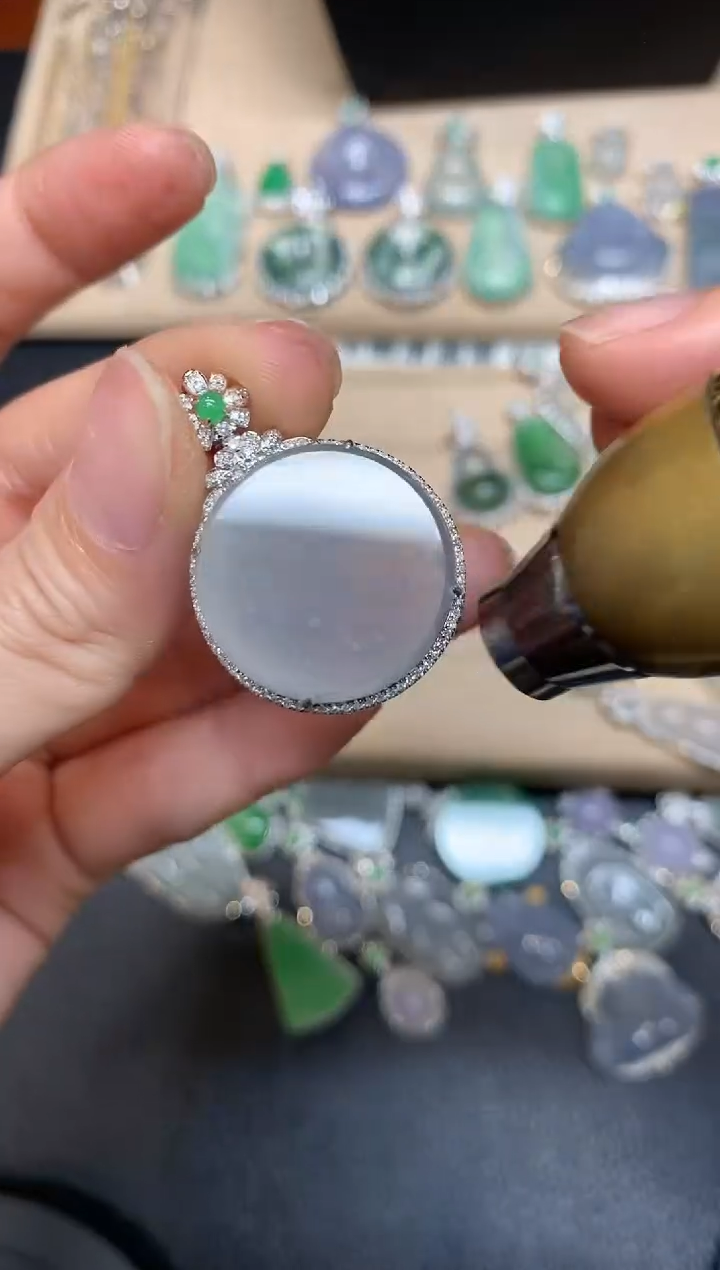 【闪购商品】翡翠颈饰18K金镶嵌圆牌【无服务费