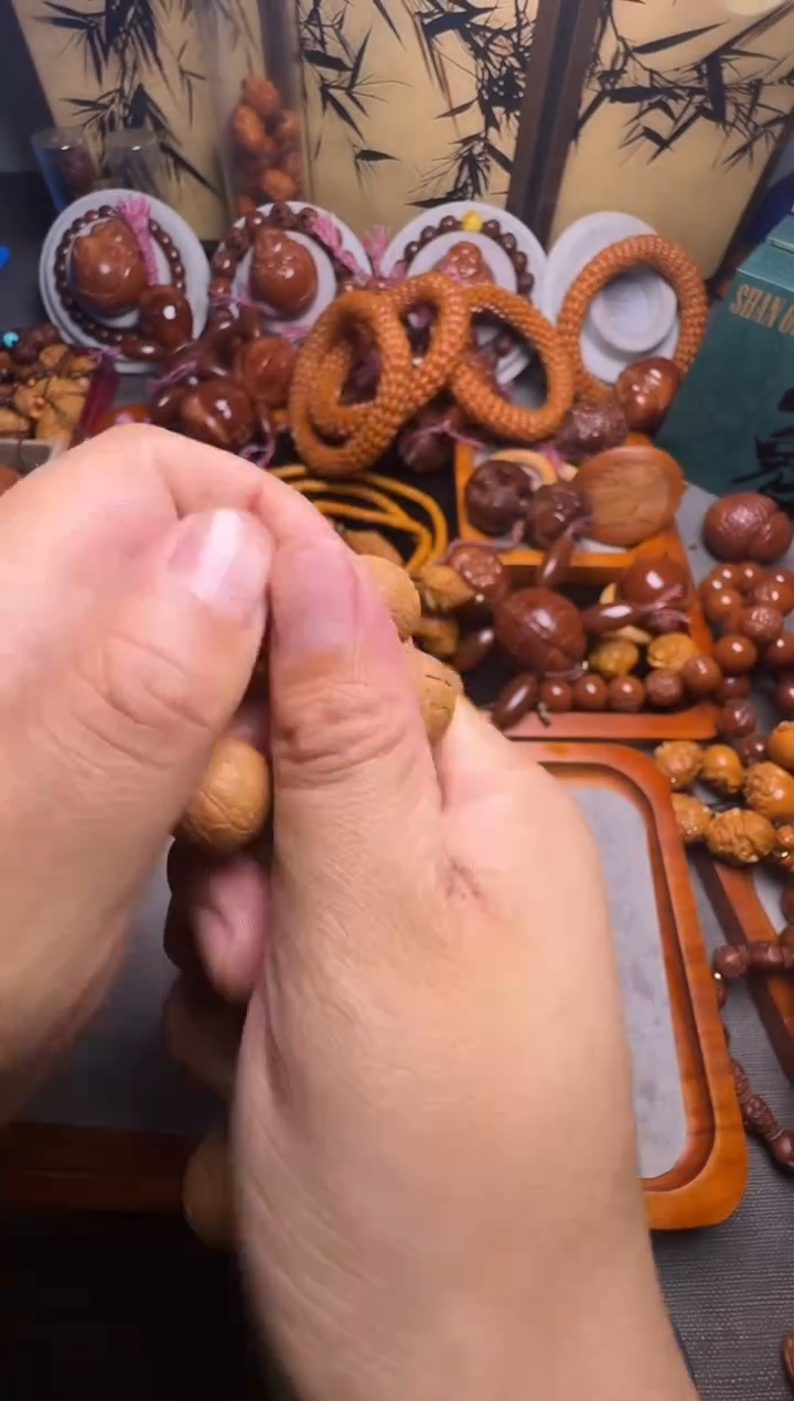 手串橄榄核高***。猴头光头强