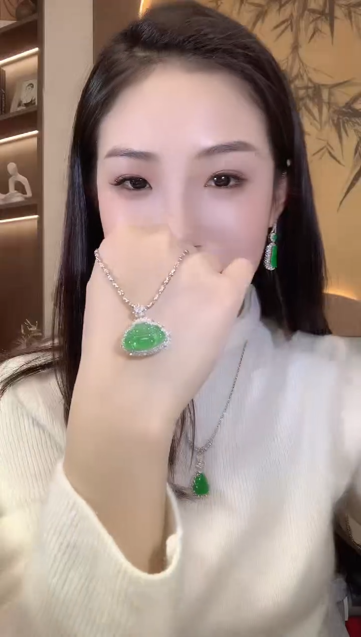 【闪购商品】翡翠吊坠(不含链)18K金镶嵌C37