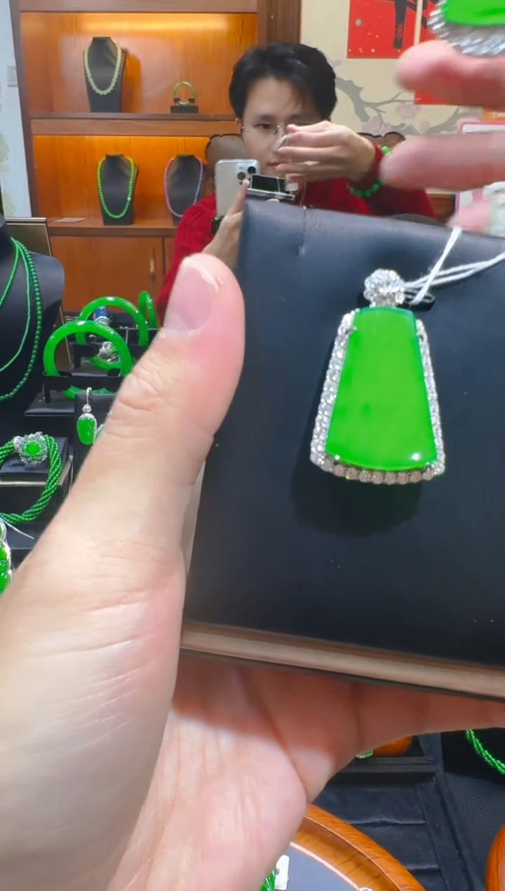 【闪购商品】翡翠吊坠(赠链)银S925镶嵌天然A货翡翠