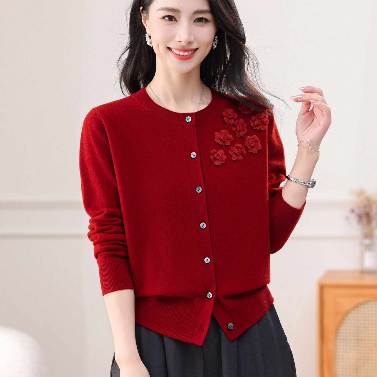 黛妍5827冬季新款100%羊毛洋气减龄手工钩花圆领针织开衫