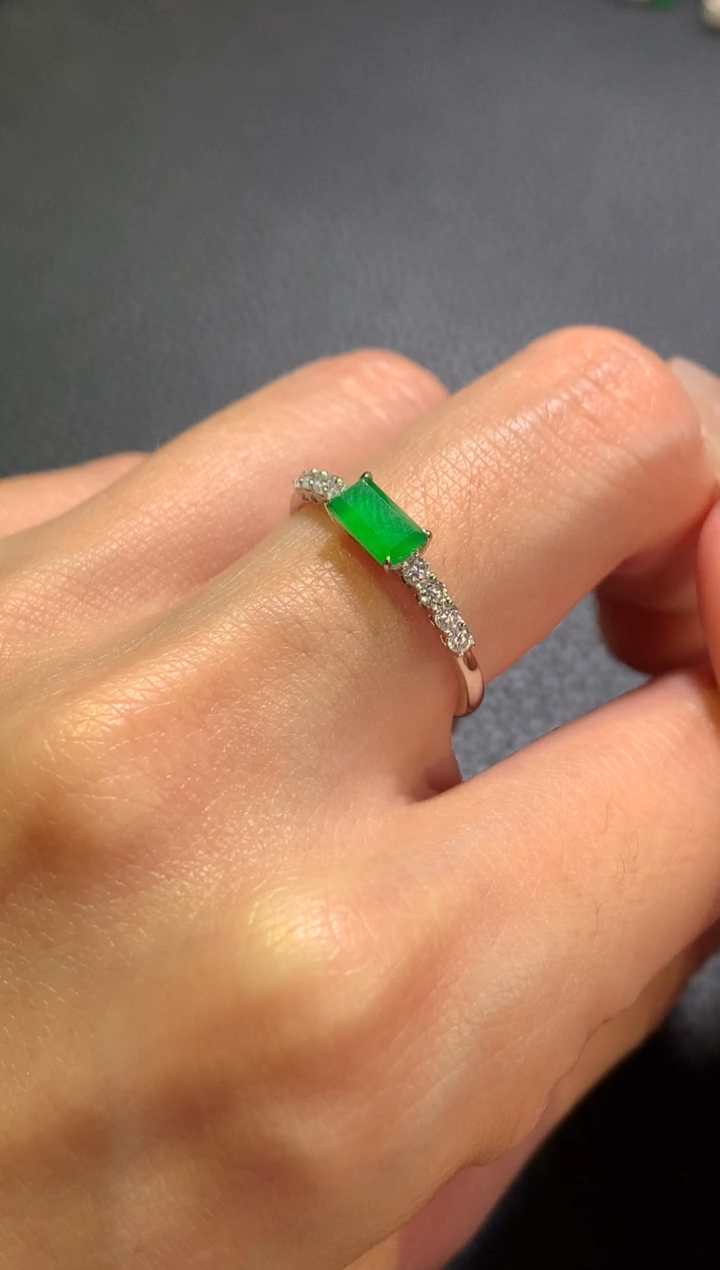 【闪购商品】翡翠戒指18K金镶嵌绿马鞍戒指