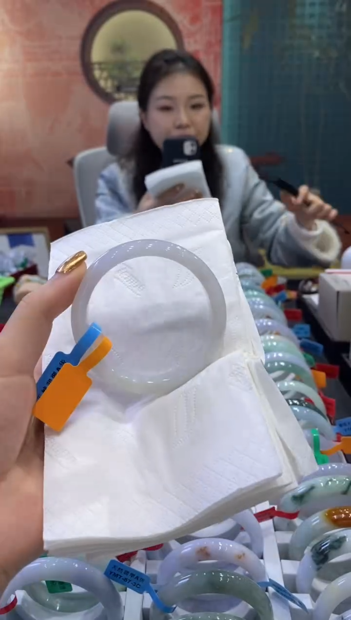 【闪购商品】翡翠手镯未镶嵌多人09389