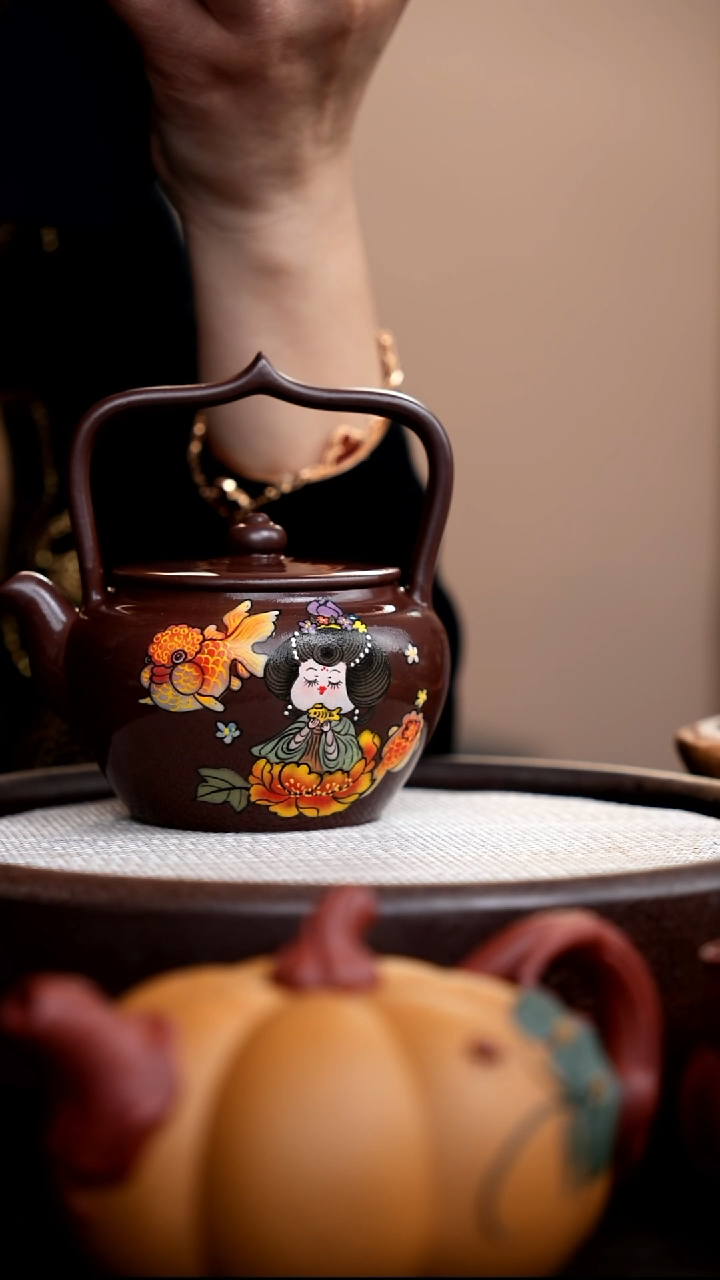 茶壶紫砂紫泥宝塔提梁泥绘唐美人金鱼