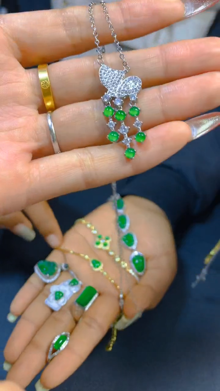 【闪购商品】翡翠吊坠(赠链)未镶嵌0531704027多样性发一