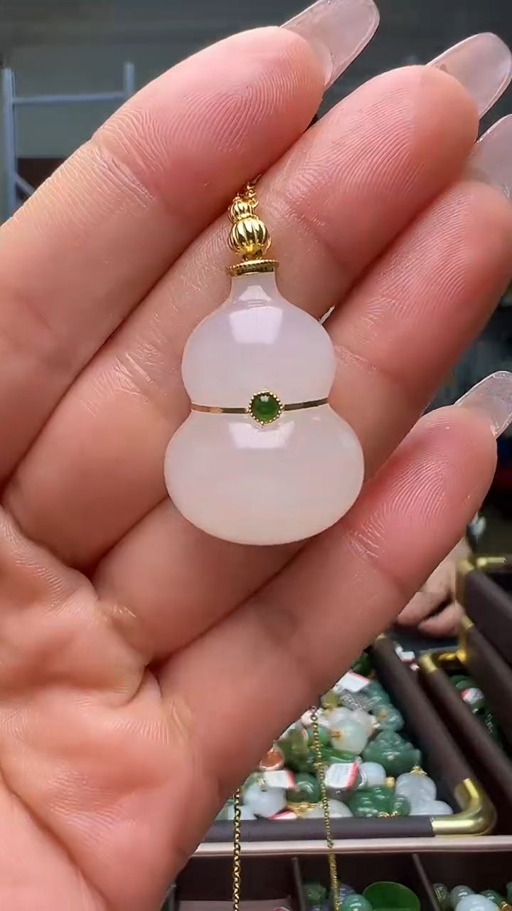 颈饰18K金镶嵌和田玉（多样性发货.发其一)12.31.28