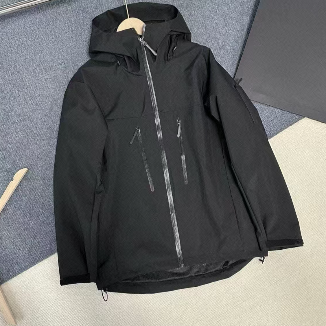 男款运动时尚休闲黑色硬壳冲锋衣户外防风防雨三合一外套男士连帽