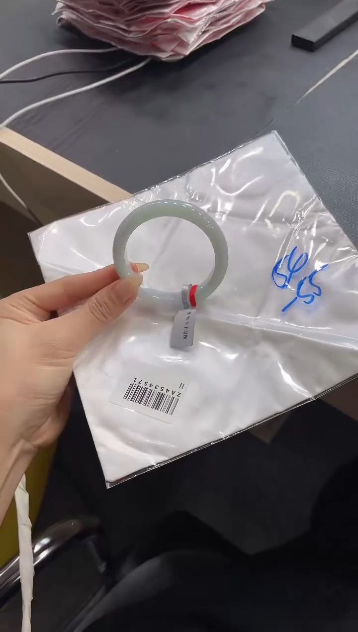 【闪购商品】翡翠手镯未镶嵌手镯