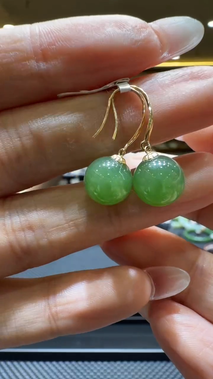 颈饰18K金镶嵌和田玉耳饰一对