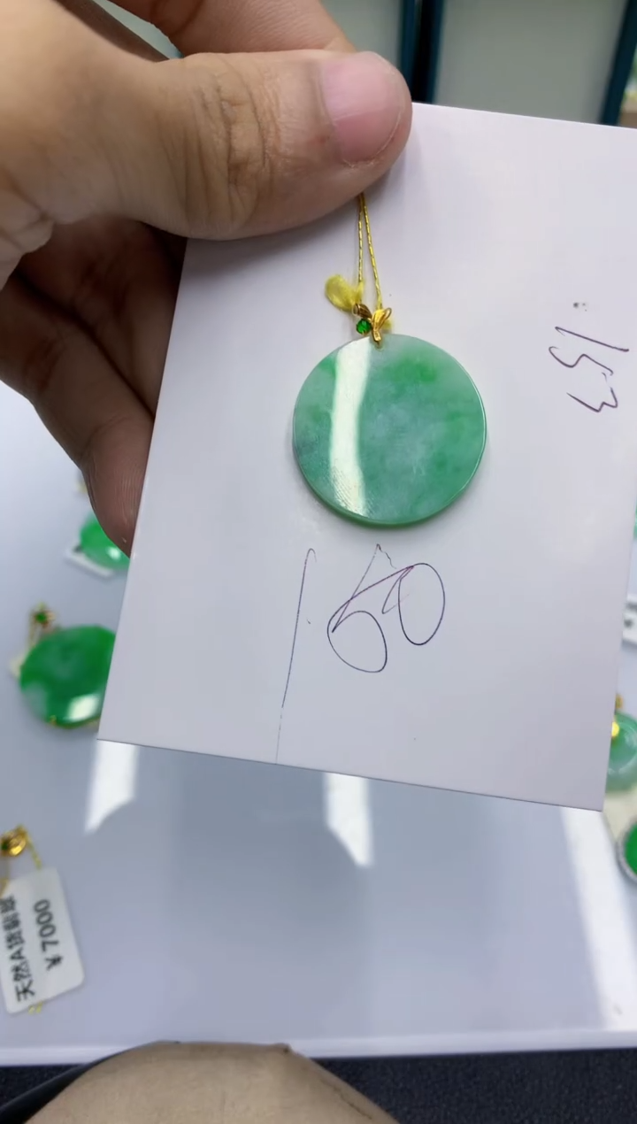 颈饰18K金镶嵌翡翠琴**欢翡翠