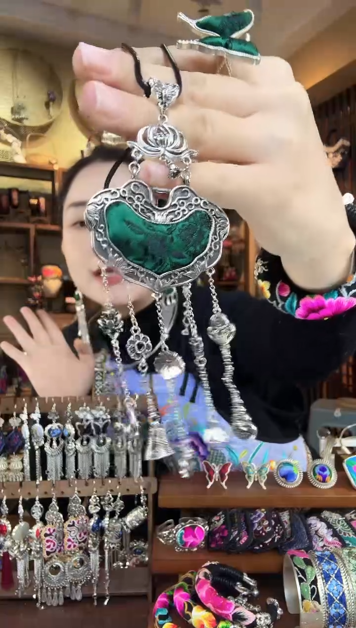 刺绣非遗刺绣民族风吊坠