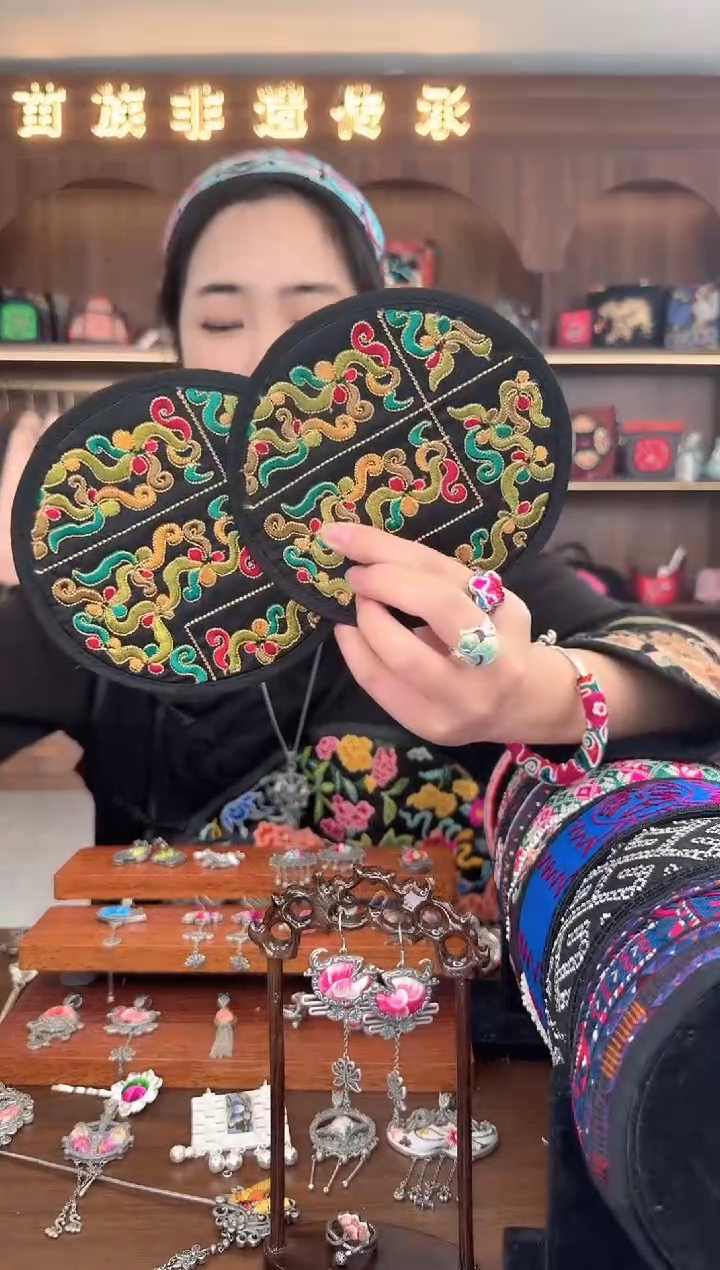 【闪购商品】织绣扶光苗绣传承L29